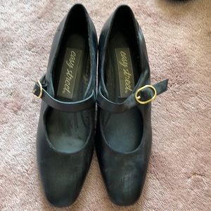 Easy Street size 8 heeled shoes